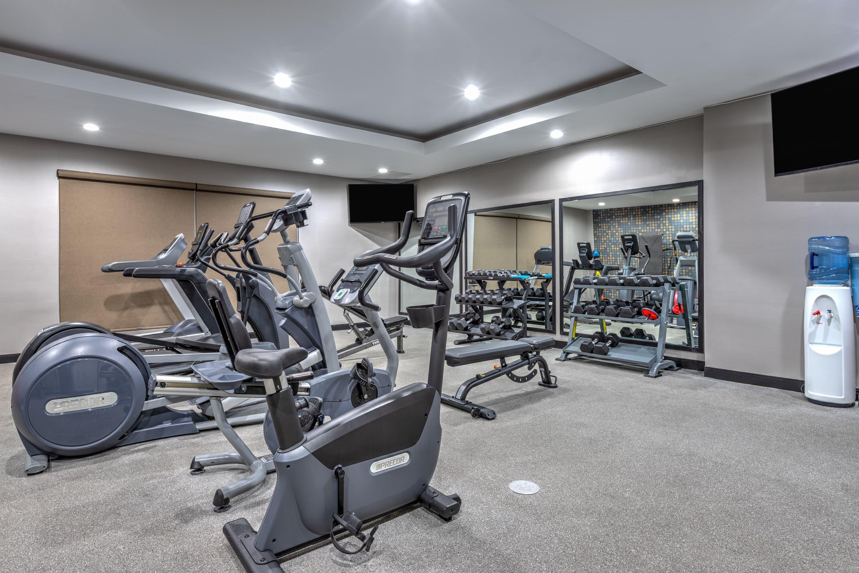 Health club fitness center gym | La Quinta Inn & Suites by Wyndham Paris