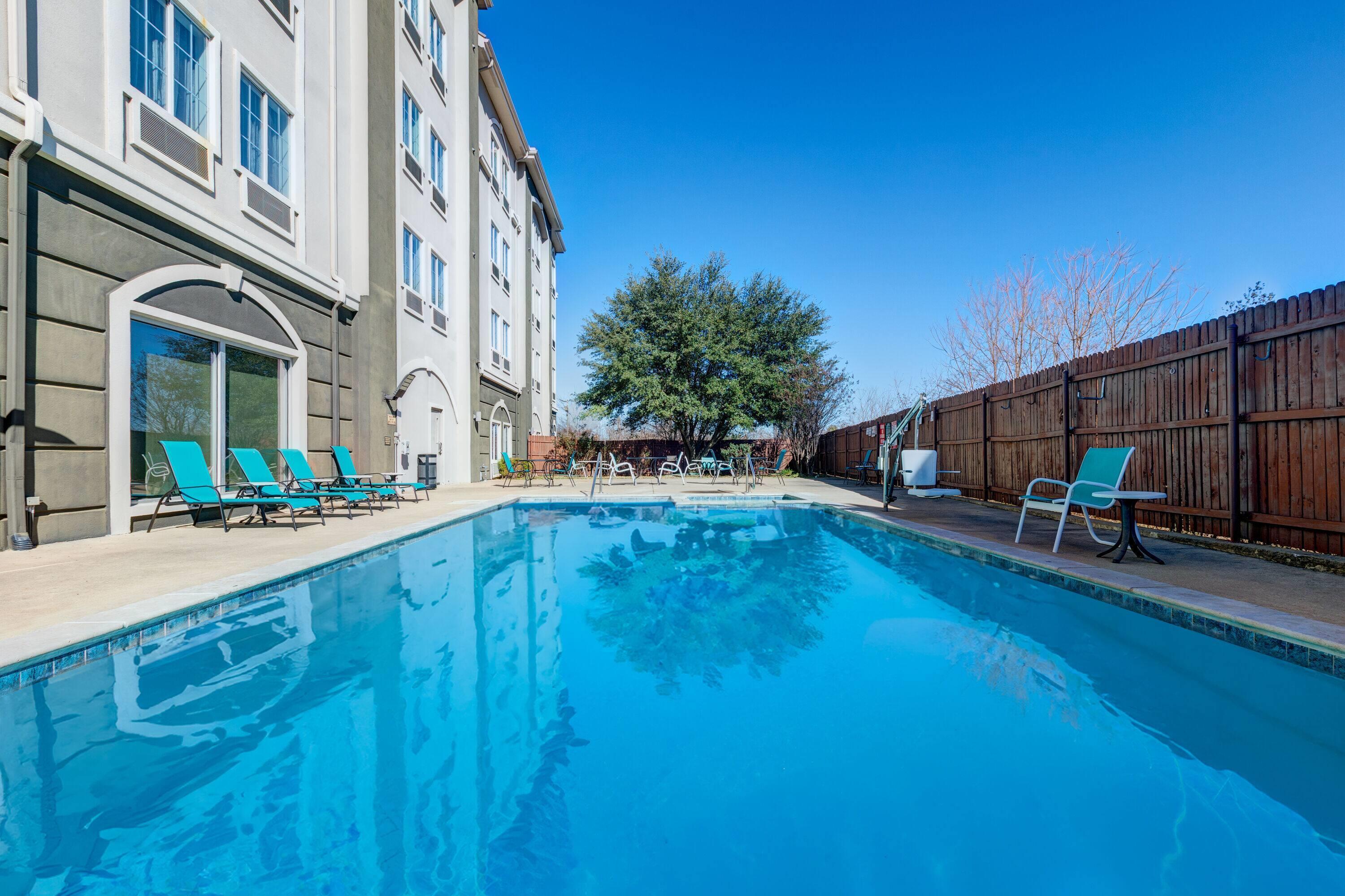 Pool - indoor | La Quinta Inn & Suites by Wyndham Paris