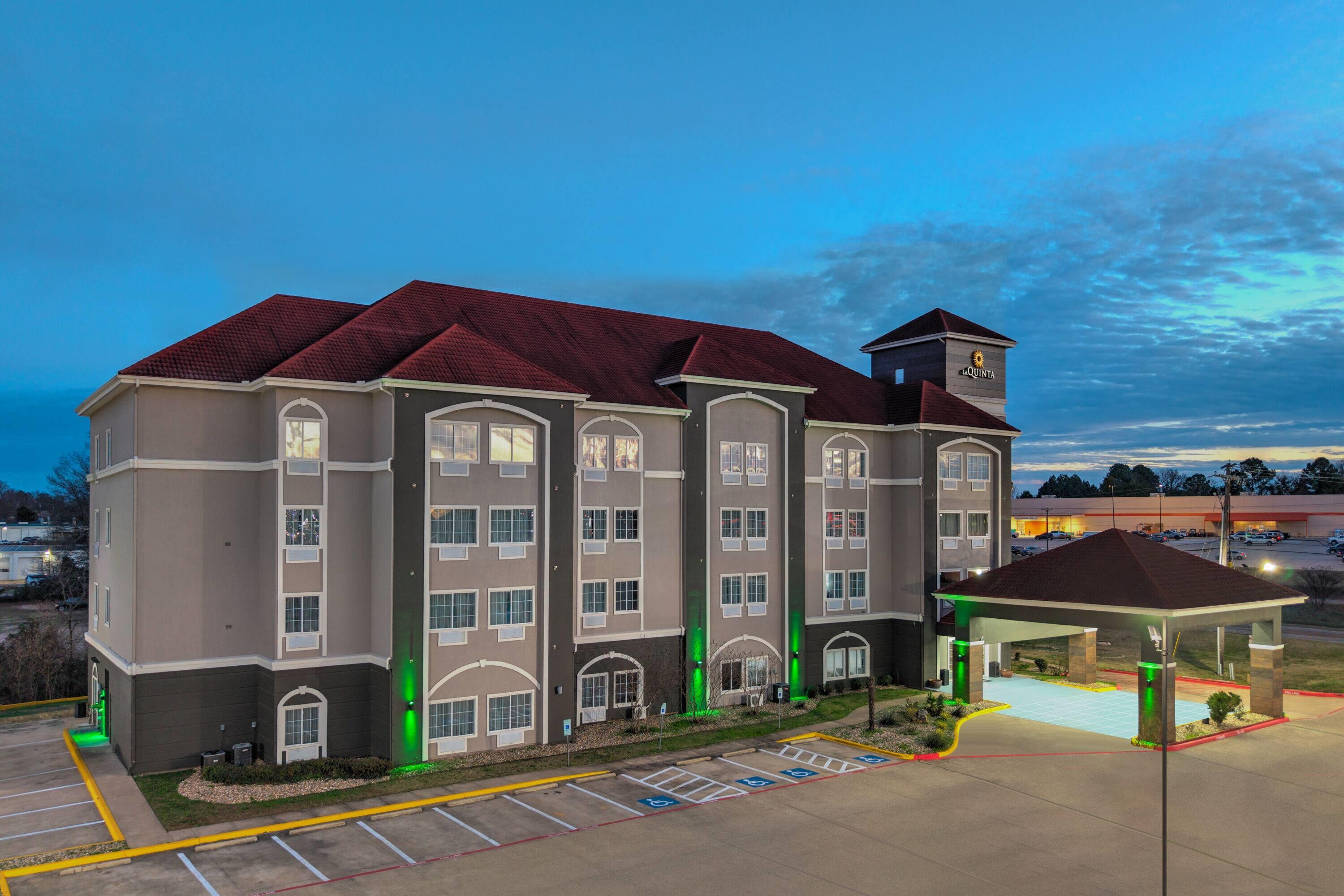 Exterior | La Quinta Inn & Suites by Wyndham Paris