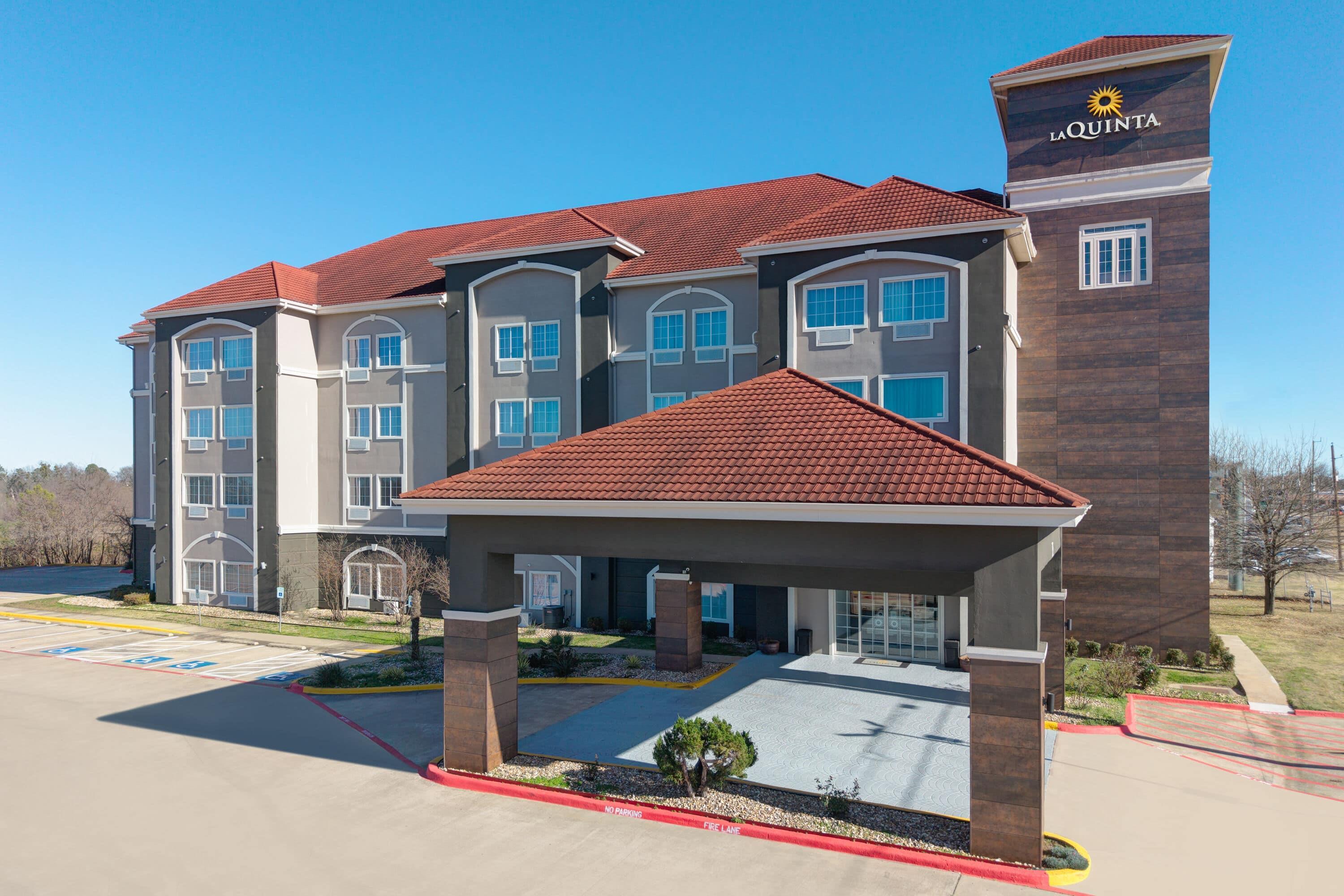 Exterior | La Quinta Inn & Suites by Wyndham Paris