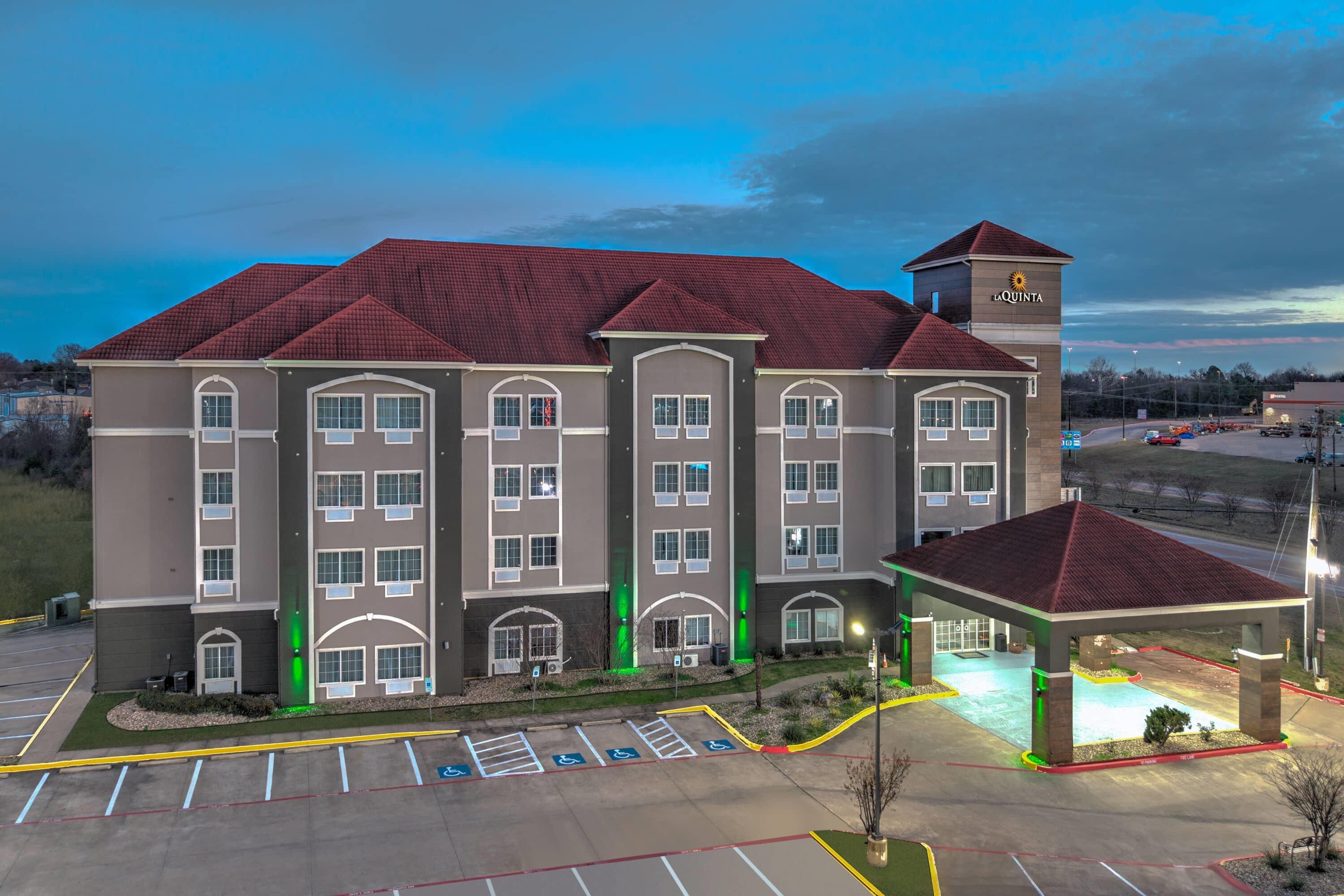 Exterior | La Quinta Inn & Suites by Wyndham Paris