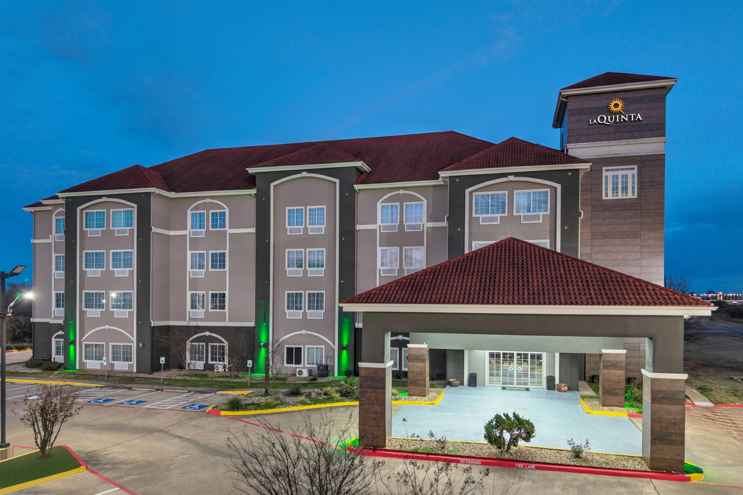 Exterior | La Quinta Inn & Suites by Wyndham Paris