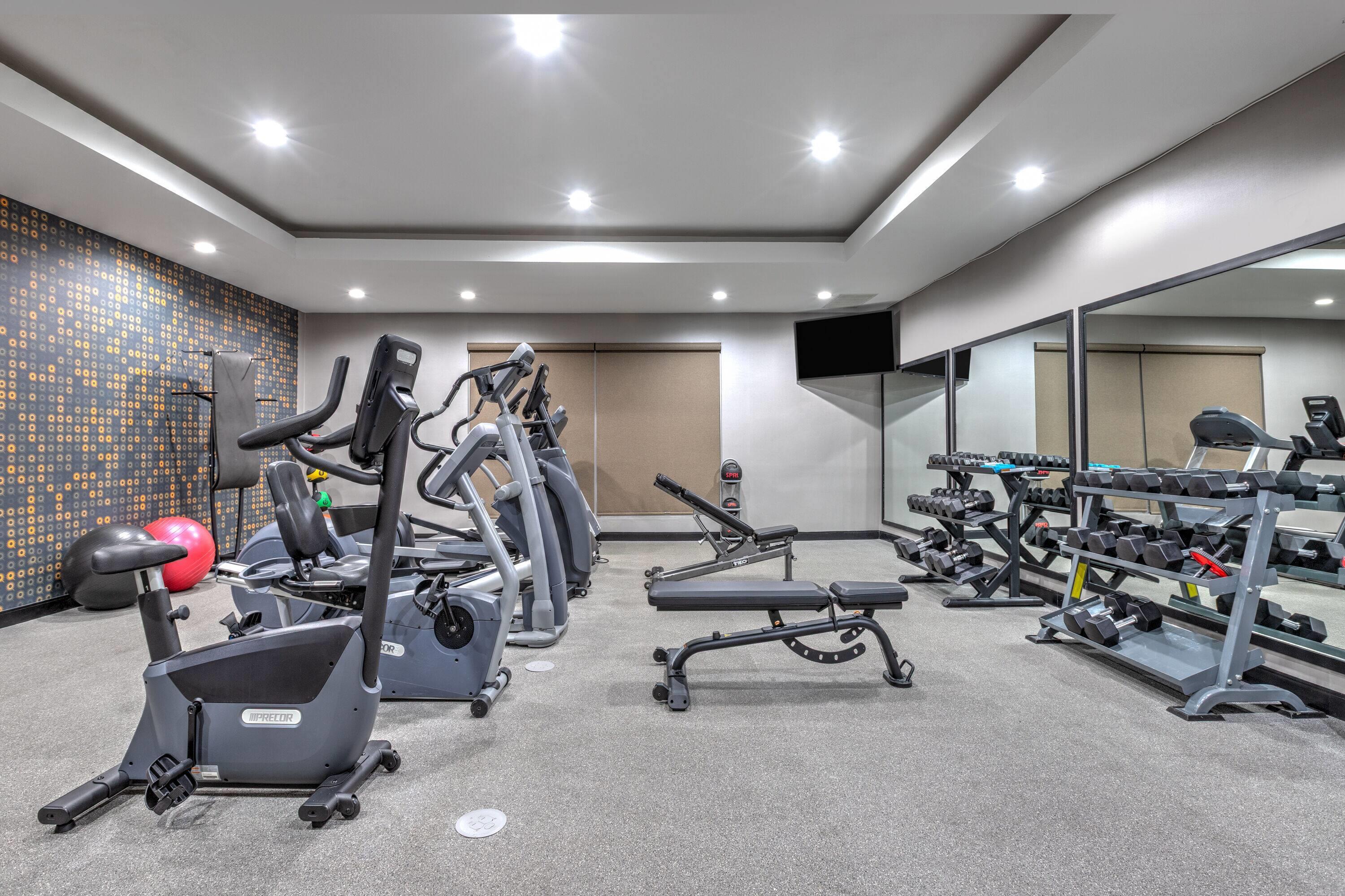 Health club fitness center gym | La Quinta Inn & Suites by Wyndham Paris