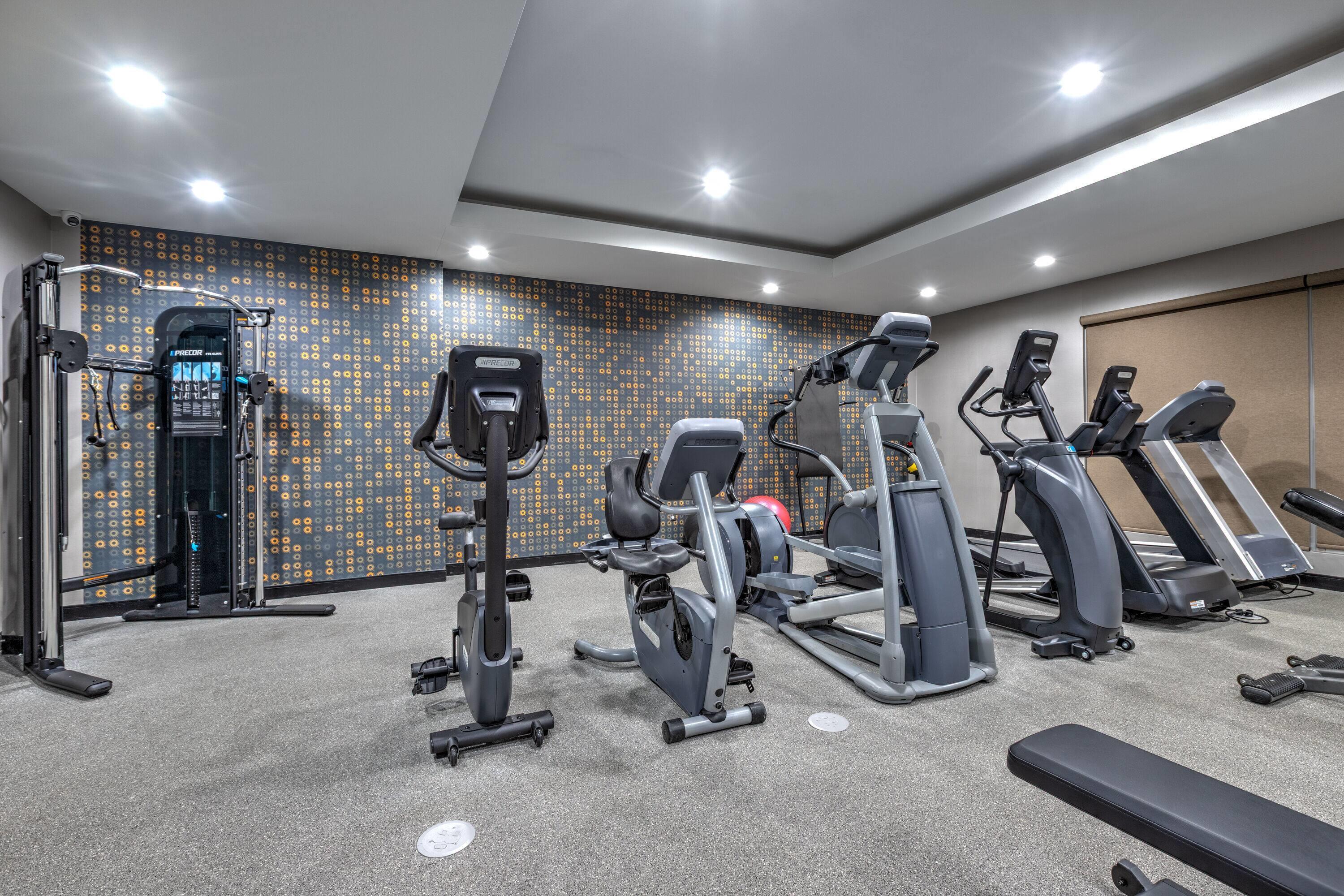 Health club fitness center gym | La Quinta Inn & Suites by Wyndham Paris