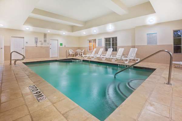 Pool - La Quinta Inn & Suites Magnolia