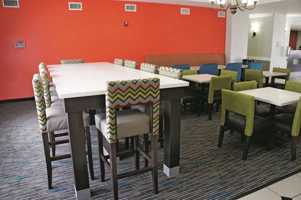 Pool - La Quinta Inn & Suites Orange - I-10, Exit 873