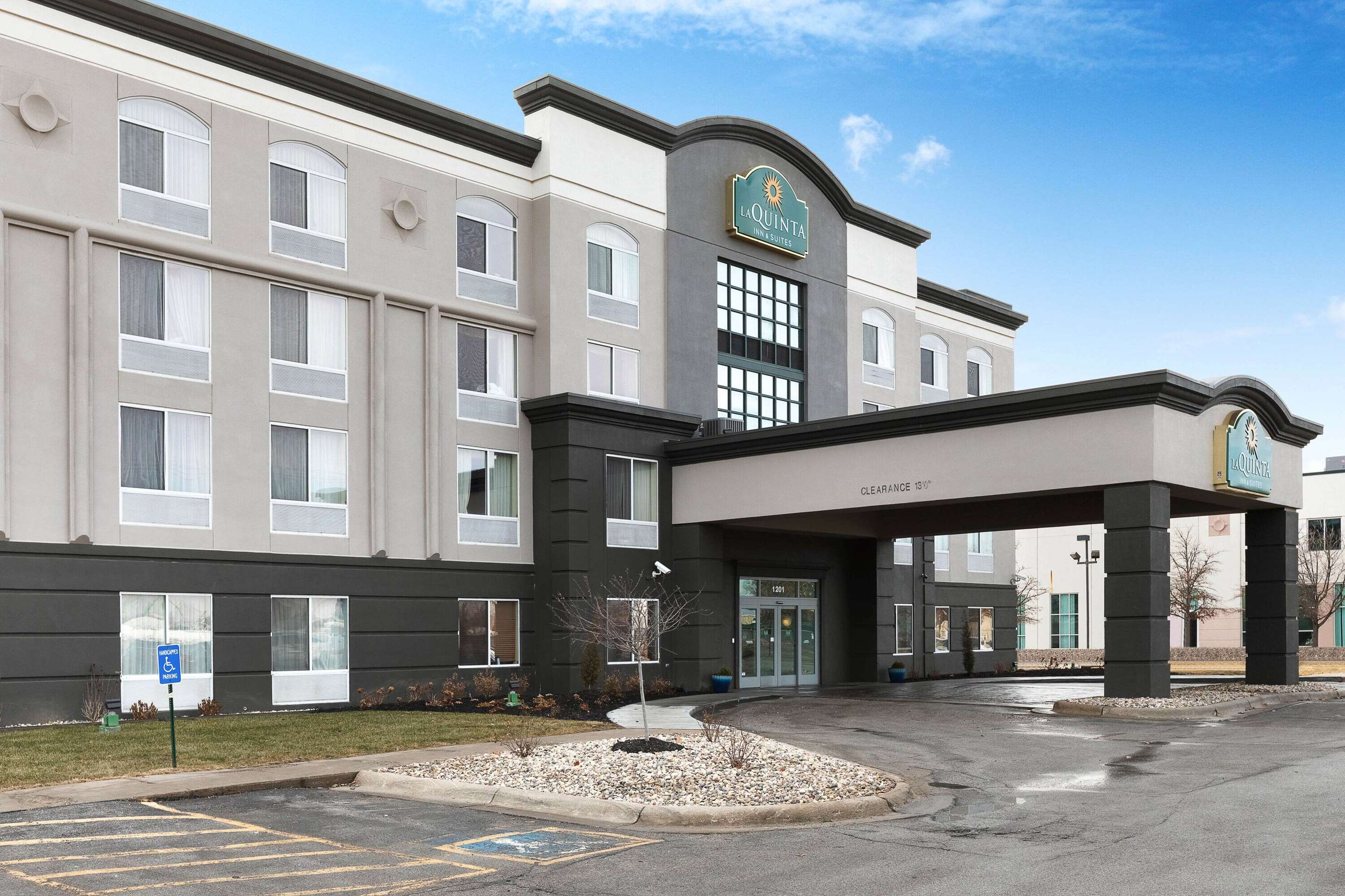 Exterior | La Quinta Inn & Suites by Wyndham Omaha Airport Downtown