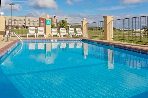 Pool - La Quinta Inn & Suites Canton