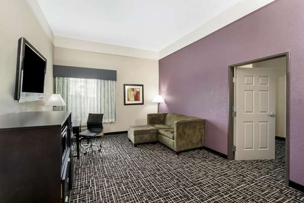 Suite - La Quinta Inn & Suites Canton