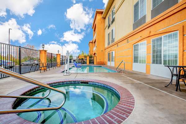 Pool - La Quinta Inn & Suites Fowler - CA 99, Exit 123