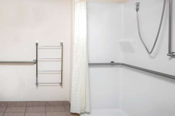  - La Quinta Inn & Suites Fowler - CA 99, Exit 123