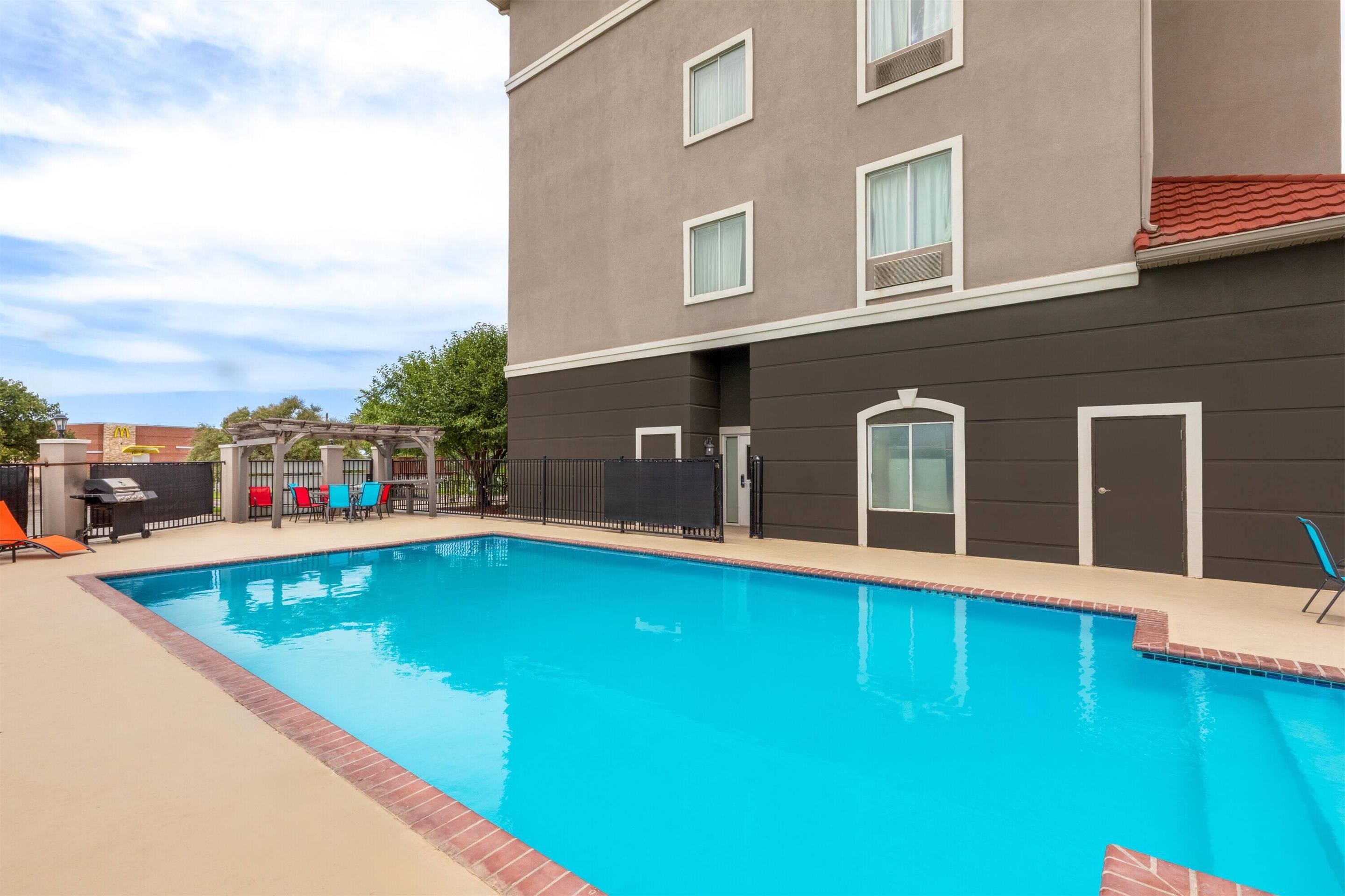 Pool - indoor | La Quinta Inn & Suites by Wyndham Brownwood