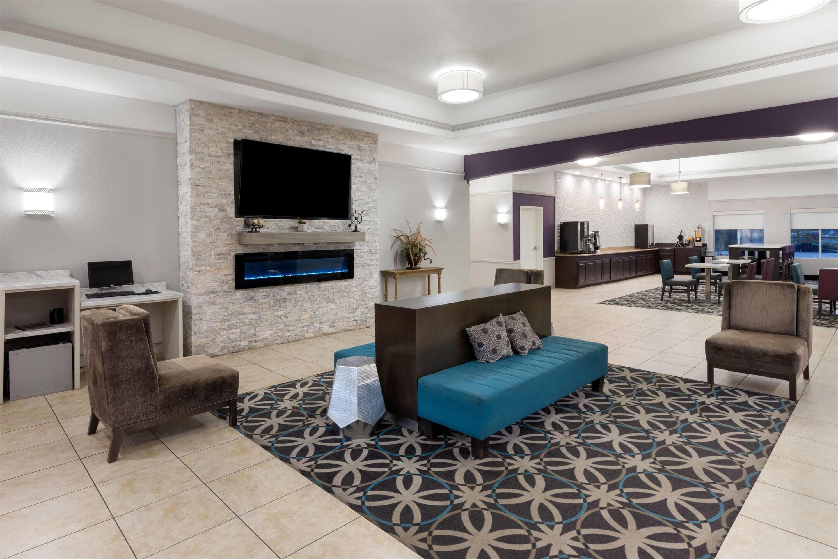 Lobby | La Quinta Inn & Suites by Wyndham Brownwood