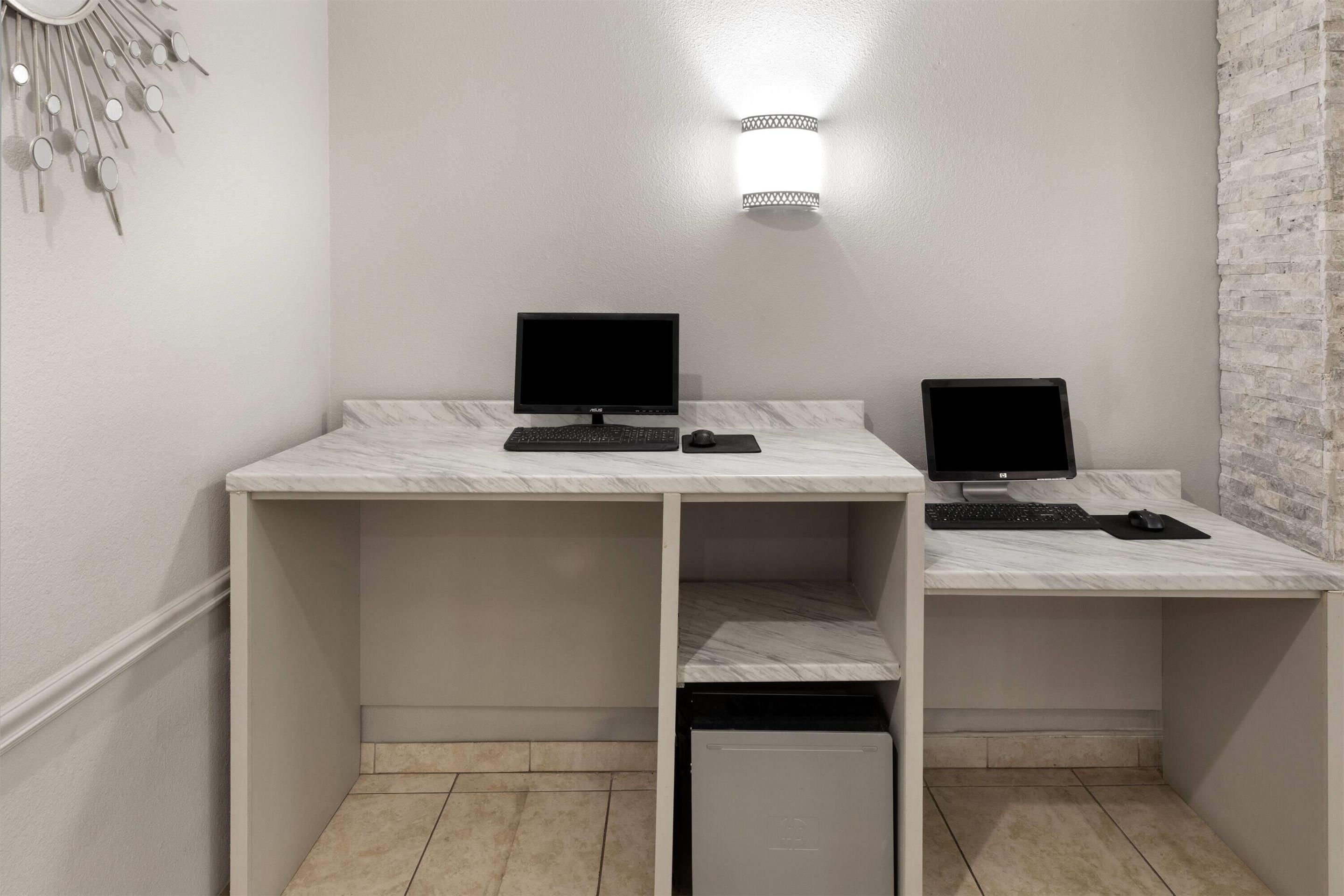 Business Center | La Quinta Inn & Suites by Wyndham Brownwood