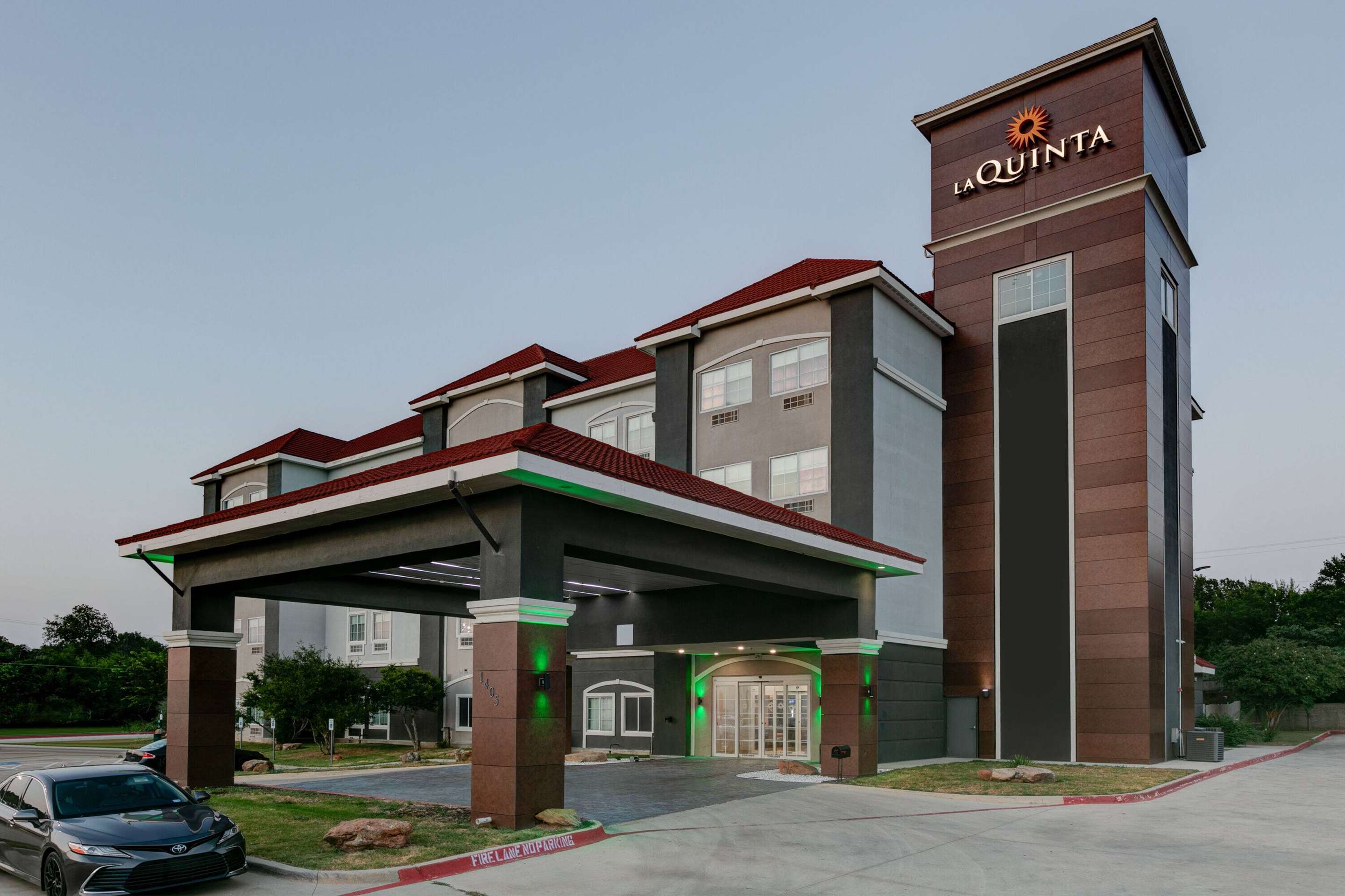 Exterior | La Quinta Inn & Suites by Wyndham Decatur