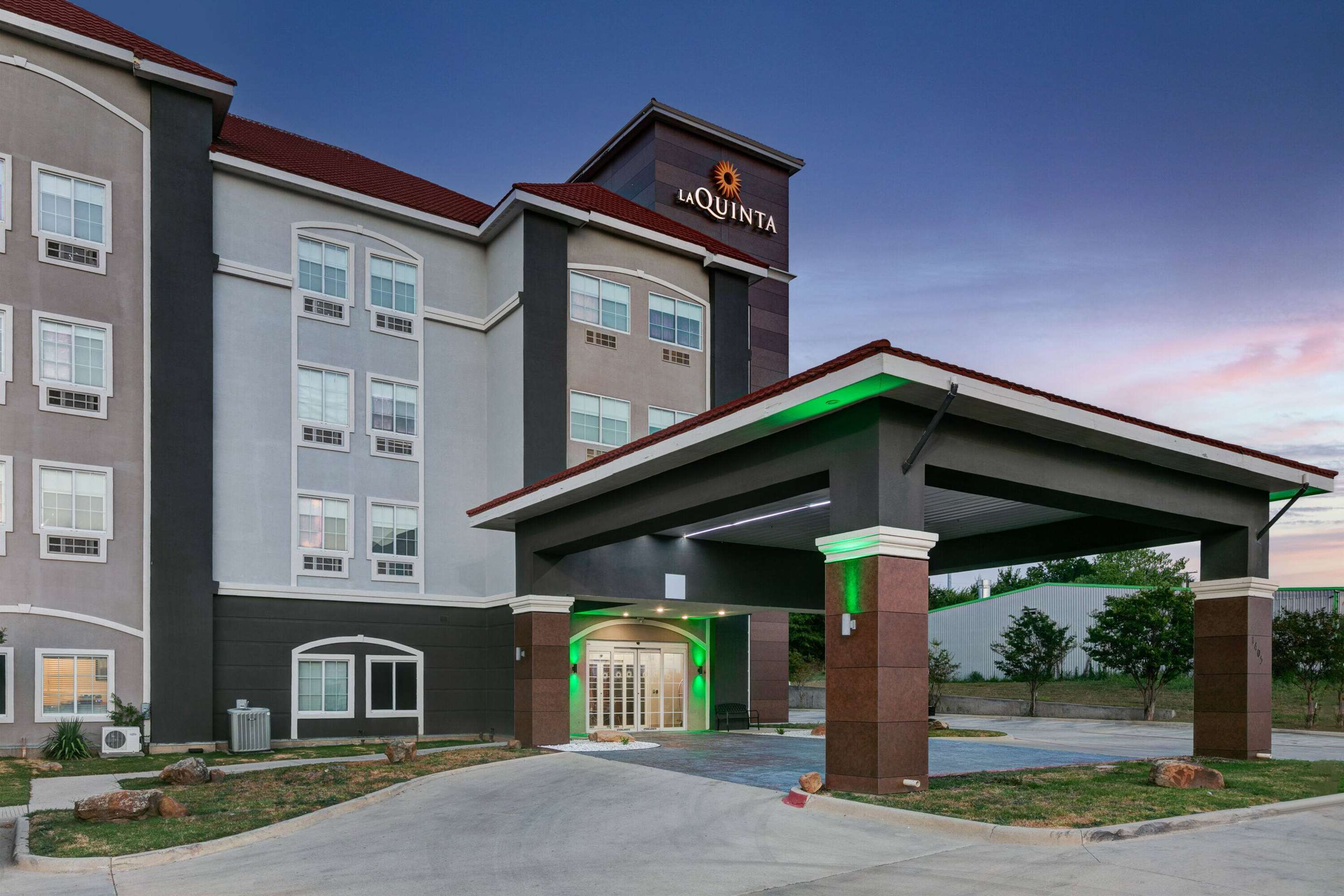Exterior | La Quinta Inn & Suites by Wyndham Decatur