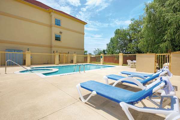 Pool - La Quinta Inn & Suites Cleburne