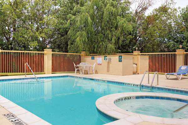 Pool - La Quinta Inn & Suites Cleburne