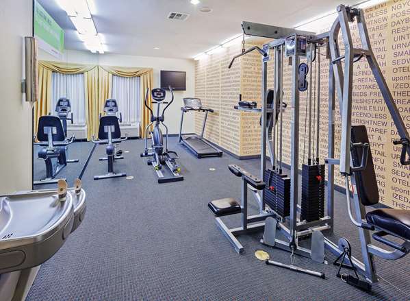 Fitness/ Exercise Room - La Quinta Inn & Suites Alvin