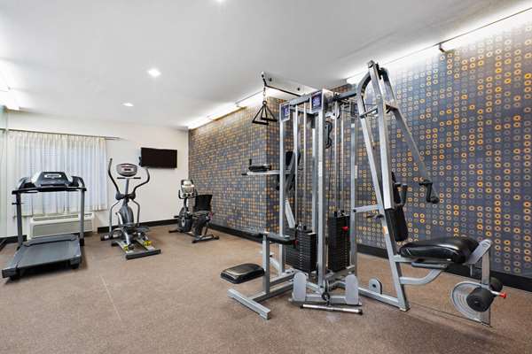 Fitness/ Exercise Room - La Quinta Inn & Suites Alvin