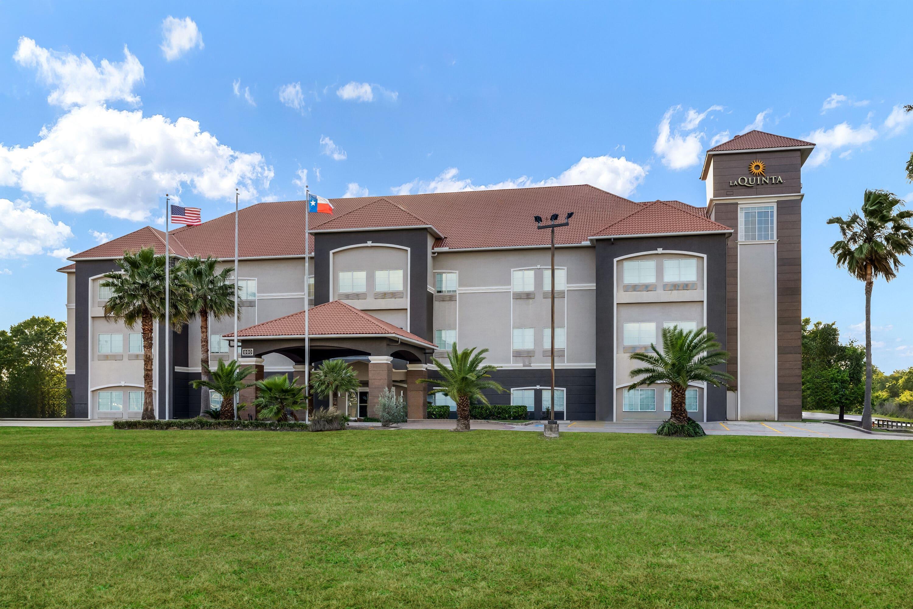 Exterior | La Quinta Inn & Suites by Wyndham Alvin