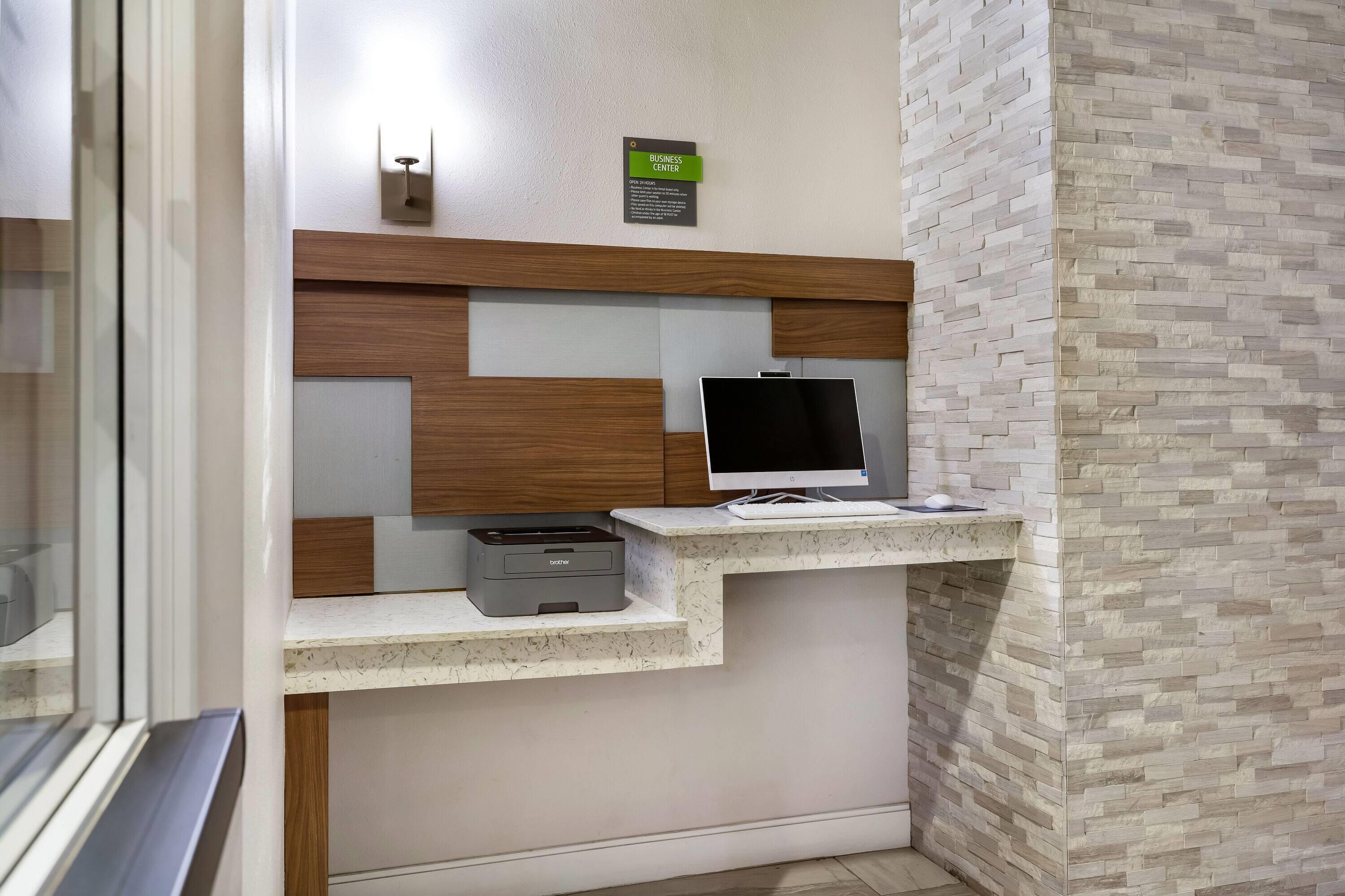 Business Center | La Quinta Inn & Suites by Wyndham Alvin