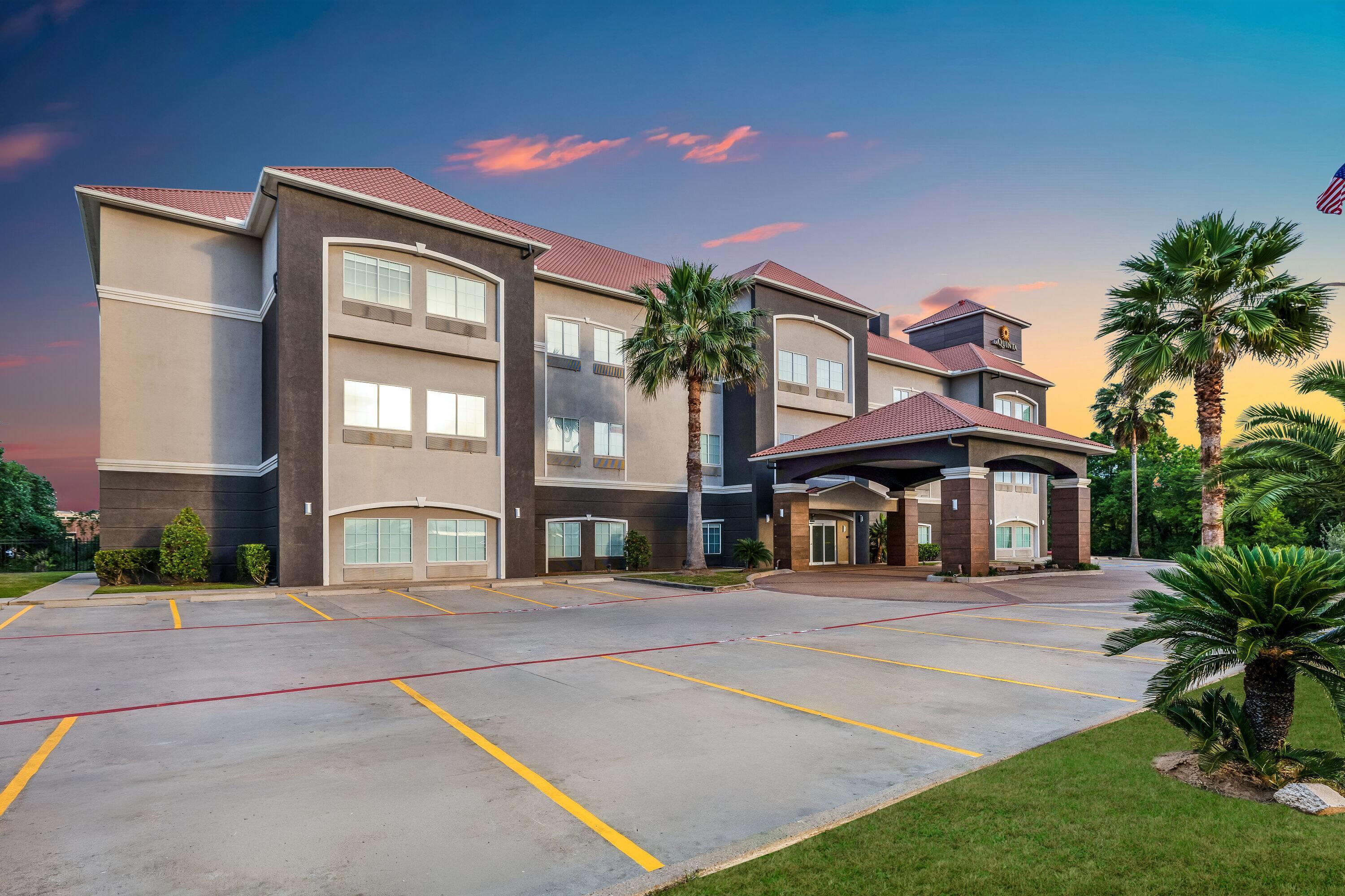 Exterior | La Quinta Inn & Suites by Wyndham Alvin