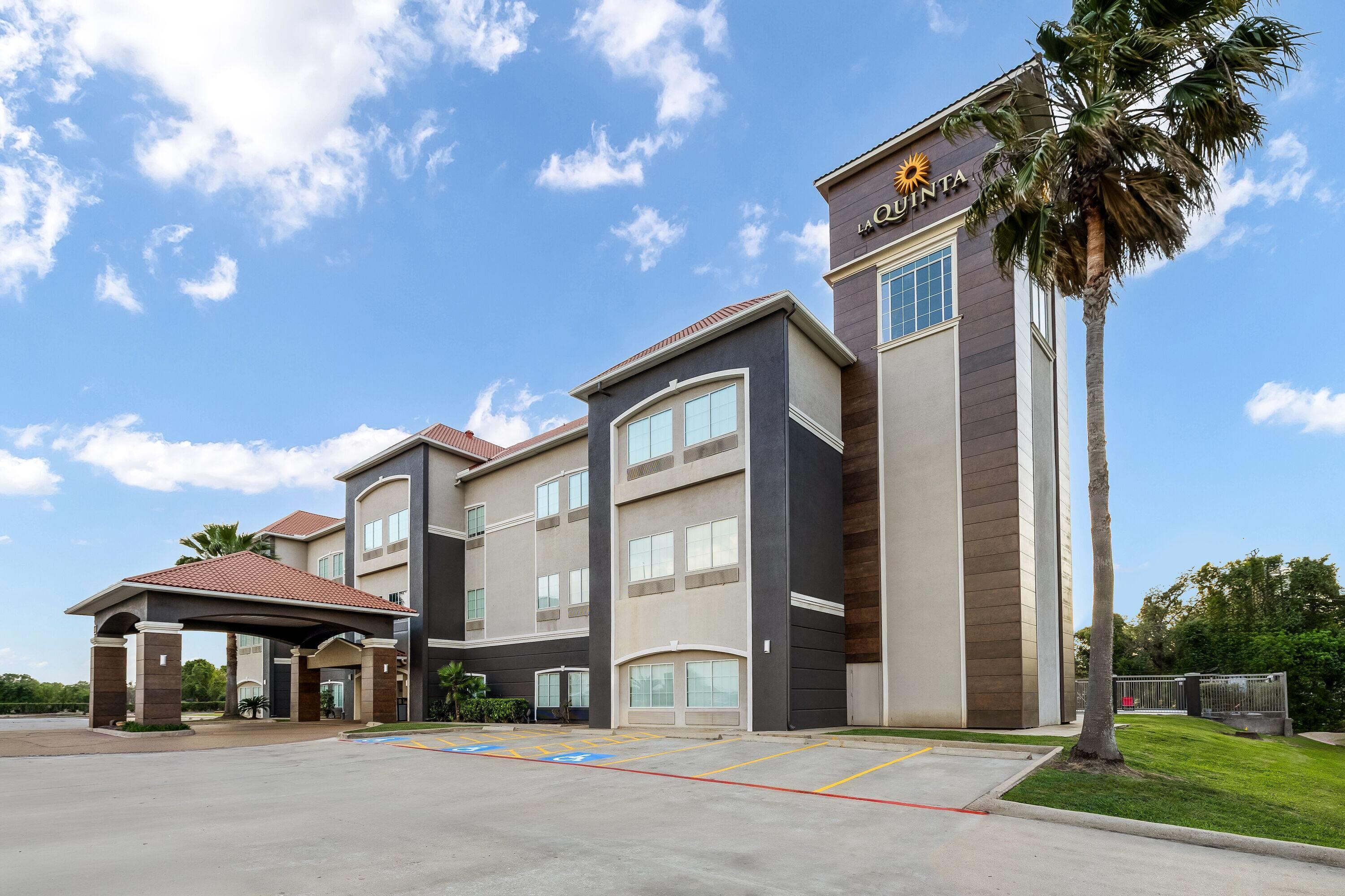 Exterior | La Quinta Inn & Suites by Wyndham Alvin