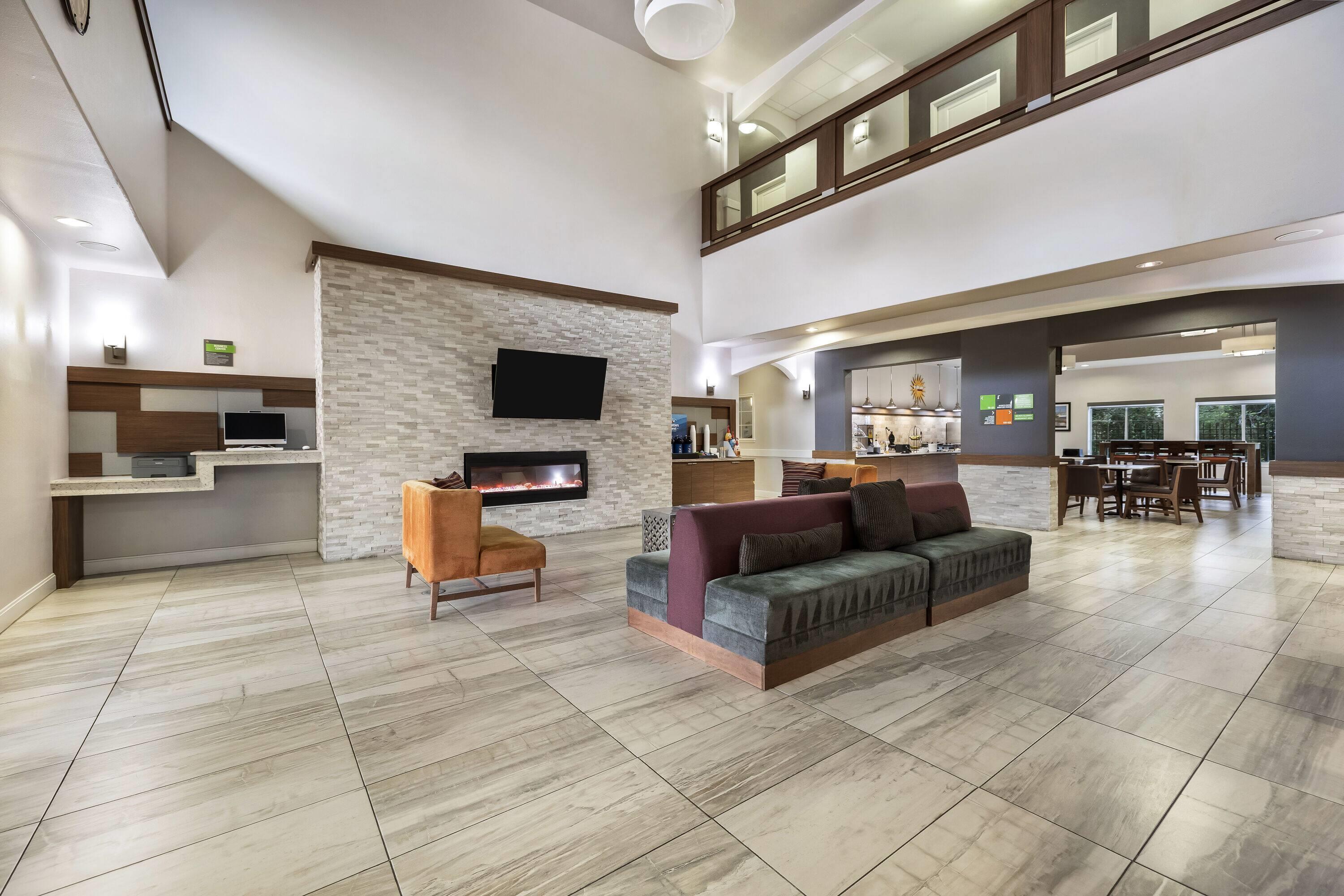 Lobby | La Quinta Inn & Suites by Wyndham Alvin