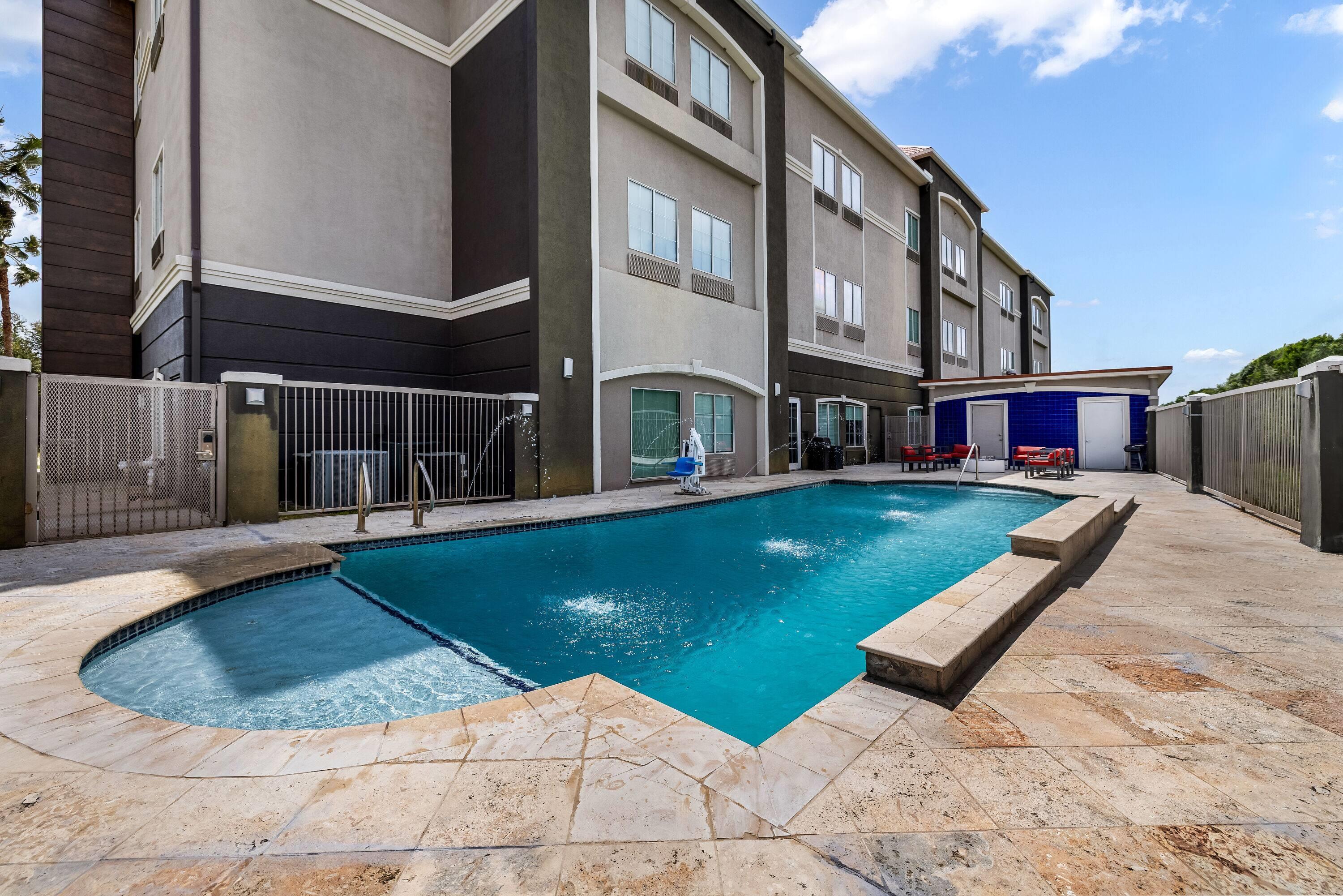Pool - indoor | La Quinta Inn & Suites by Wyndham Alvin