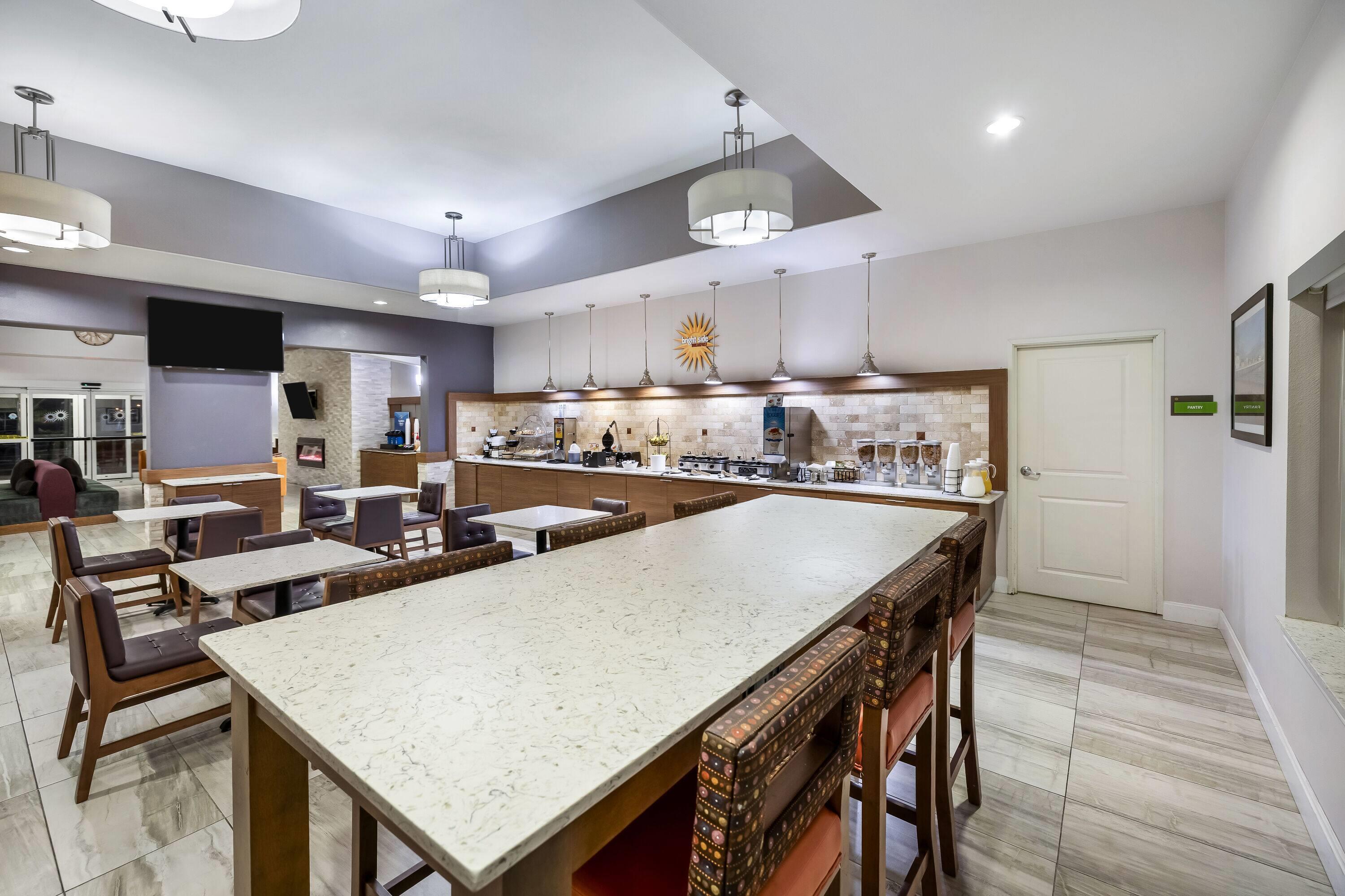 Breakfast Area | La Quinta Inn & Suites by Wyndham Alvin