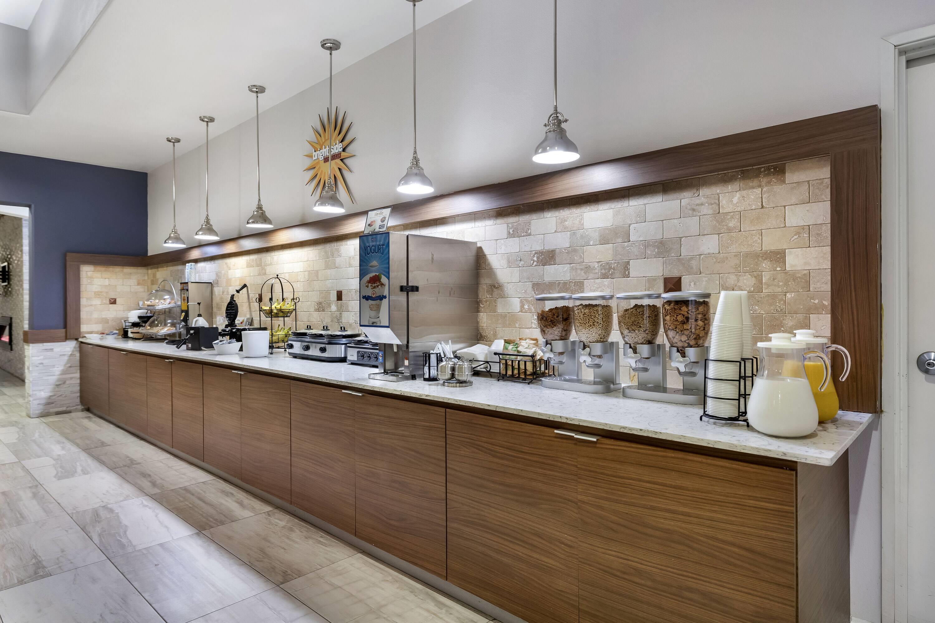 Breakfast Area | La Quinta Inn & Suites by Wyndham Alvin