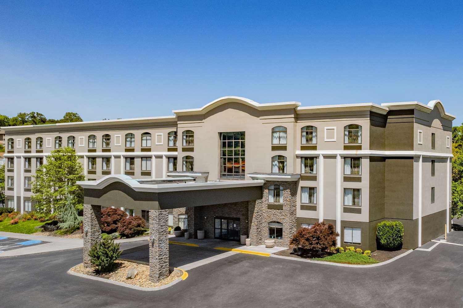 La Quinta Inn & Suites Kodak, TN See Discounts