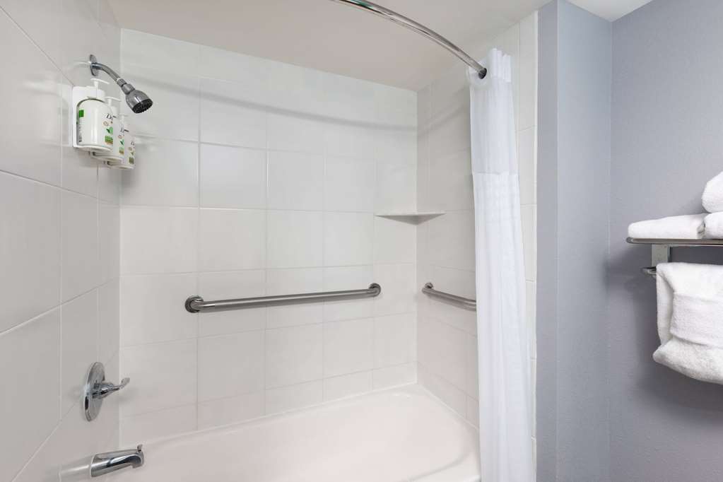 LA QUINTA IS SEVIERVILLE-guestroom-Guest Room,Bathroom,Accessibility,On-Site.jpg