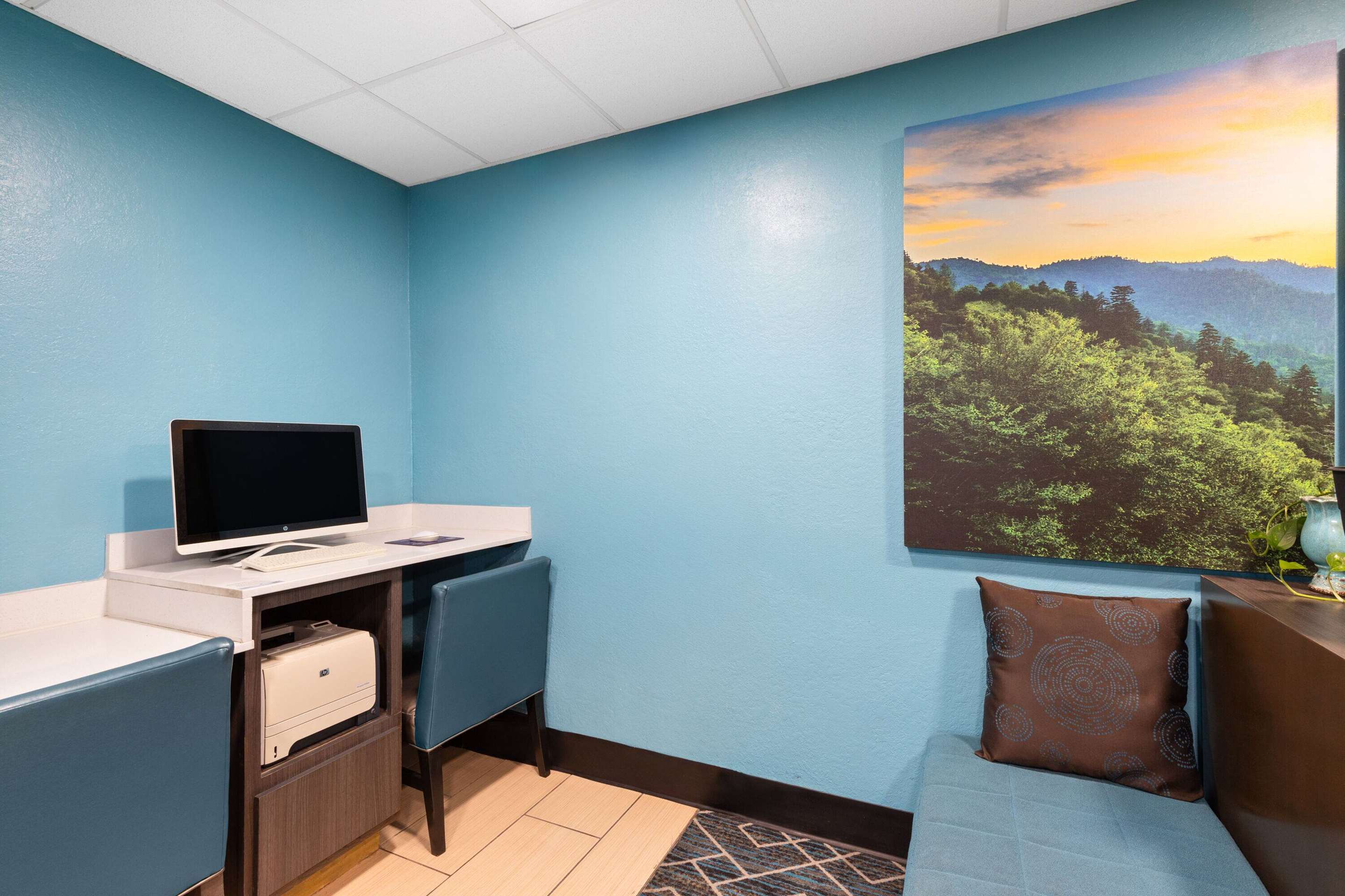 Business Center | La Quinta by Wyndham Sevierville / Kodak