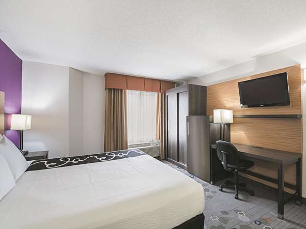  - La Quinta Inn & Suites Brooklyn Park - I-94 & I-694, Exit 30