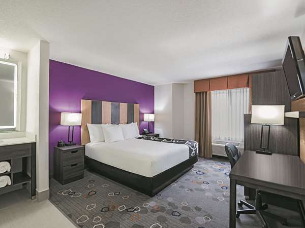 - La Quinta Inn & Suites Brooklyn Park - I-94 & I-694, Exit 30