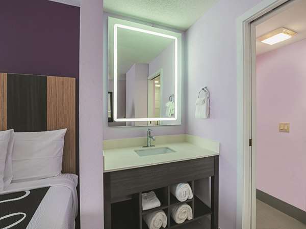  - La Quinta Inn & Suites Brooklyn Park - I-94 & I-694, Exit 30