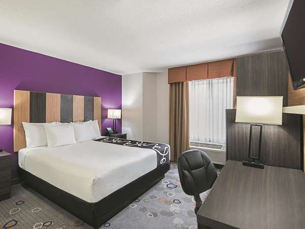  - La Quinta Inn & Suites Brooklyn Park - I-94 & I-694, Exit 30