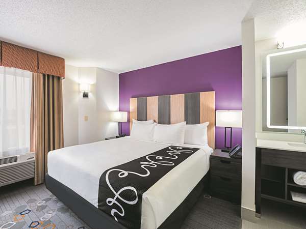 Suite - La Quinta Inn & Suites Brooklyn Park - I-94 & I-694, Exit 30