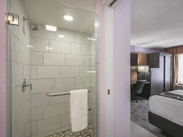  - La Quinta Inn & Suites Brooklyn Park - I-94 & I-694, Exit 30