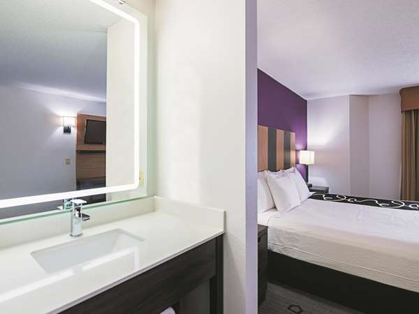  - La Quinta Inn & Suites Brooklyn Park - I-94 & I-694, Exit 30