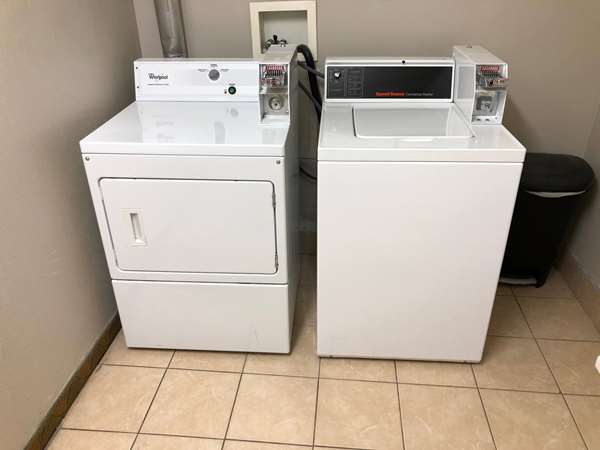  - La Quinta Inn & Suites Brooklyn Park - I-94 & I-694, Exit 30