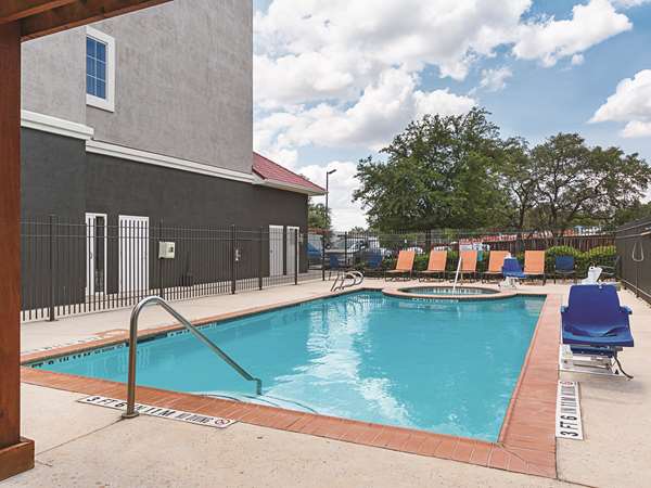 Pool - La Quinta Inn & Suites San La Cantera San Antonio