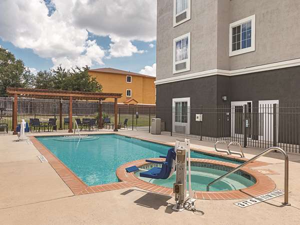 Pool - La Quinta Inn & Suites San La Cantera San Antonio