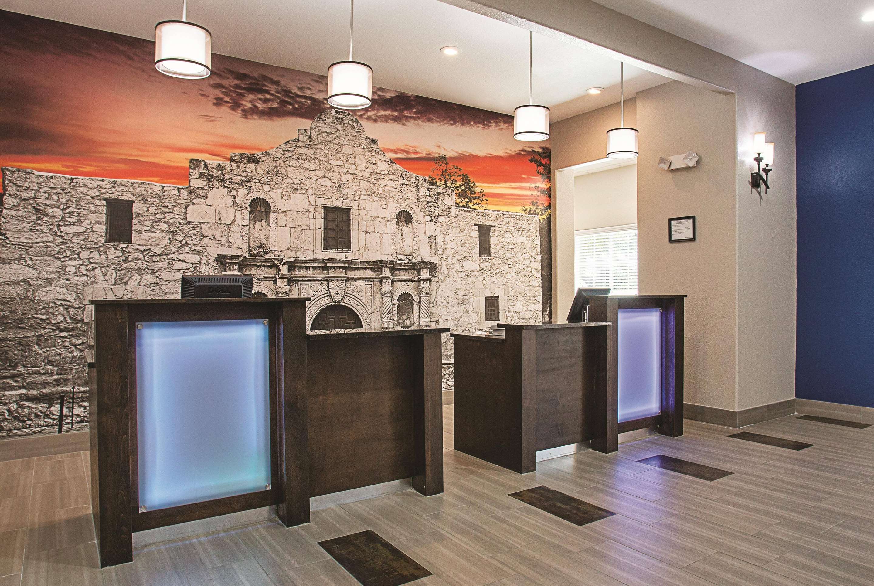 Lobby | La Quinta Inn & Suites by Wyndham San Antonio Northwest