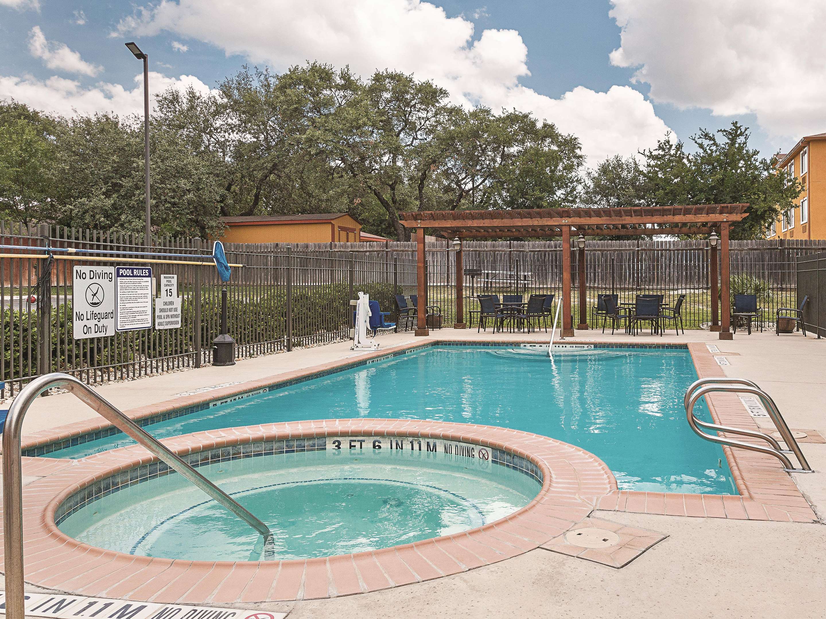 Pool | La Quinta Inn & Suites by Wyndham San Antonio Northwest