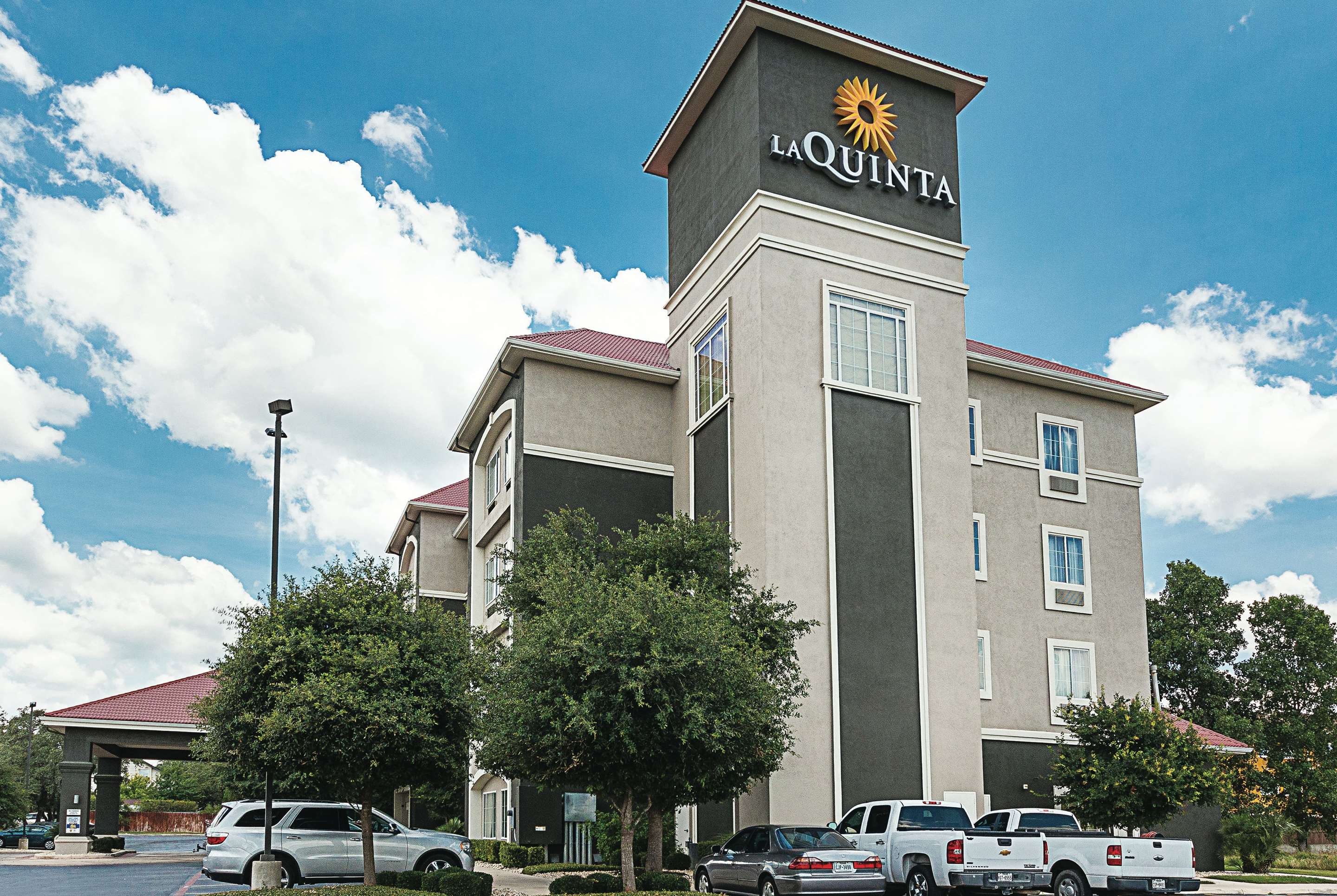 Exterior | La Quinta Inn & Suites by Wyndham San Antonio Northwest