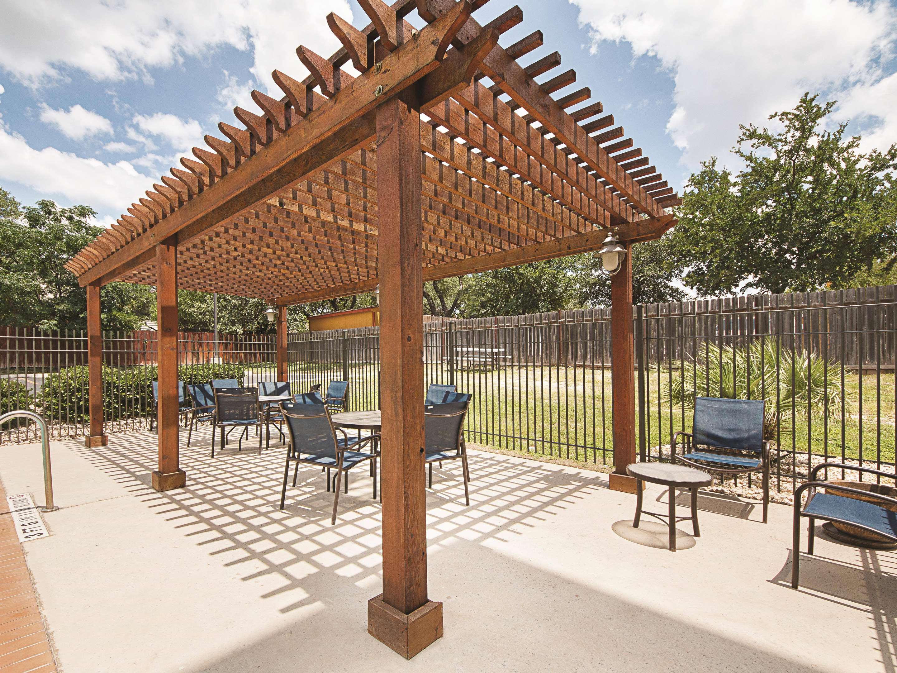 Pool | La Quinta Inn & Suites by Wyndham San Antonio Northwest