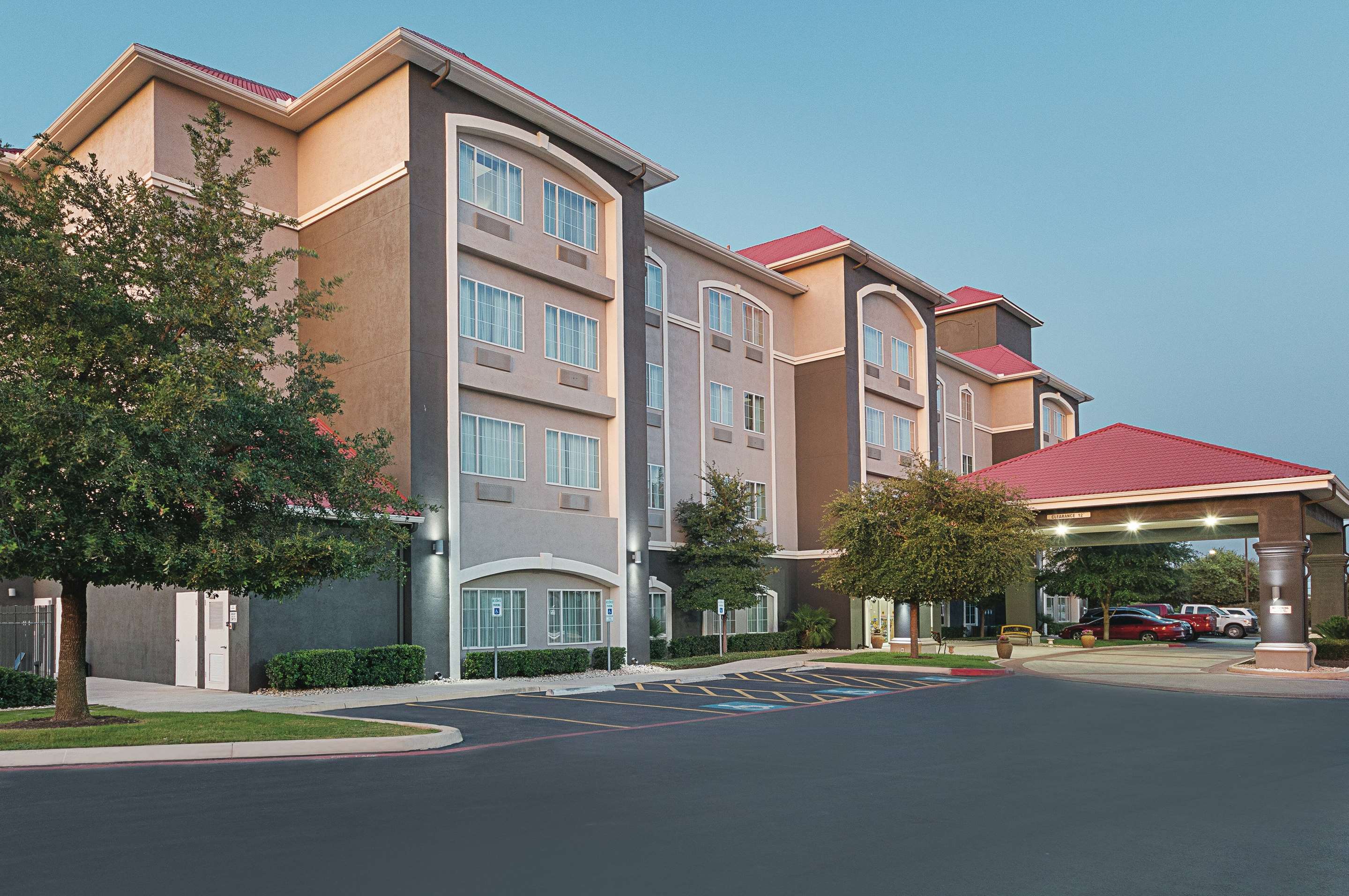 Exterior | La Quinta Inn & Suites by Wyndham San Antonio Northwest